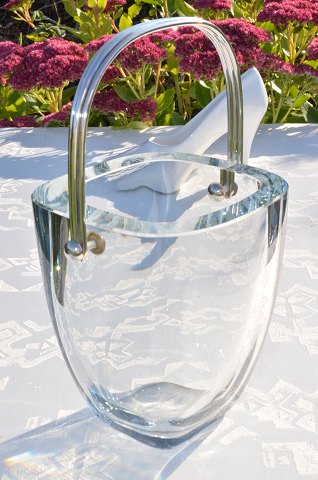 Ice bucket with silver handle