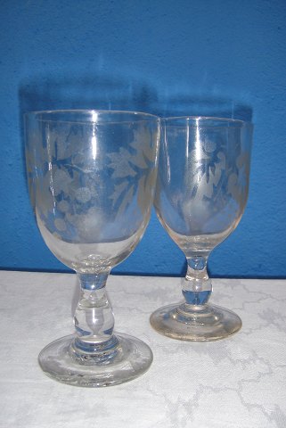 Pair wine glasses

