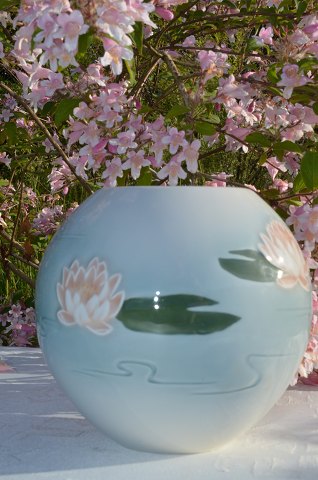 Bing & Grøndahl Vase # 6412 med åkander