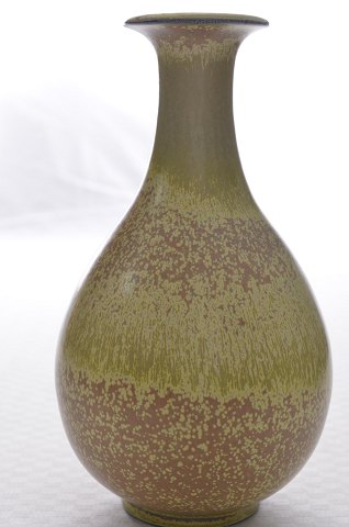 Gunnar Nylundvase grønne nuancer brun baggrundRørstrand