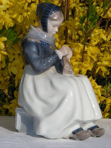Kongelig porcelæn figur 1317 Amagerpige