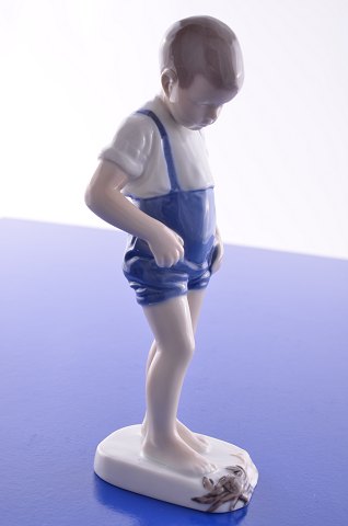 Bing & Gröndahl Figur 1870 Junge mit Krabbe