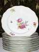 Kgl porcelæn Gammel Dansk Maleri, med Saksisk blomst, Middags-tallerkener