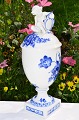 Kongelig Blå blomst svejfet Lågvase 1754